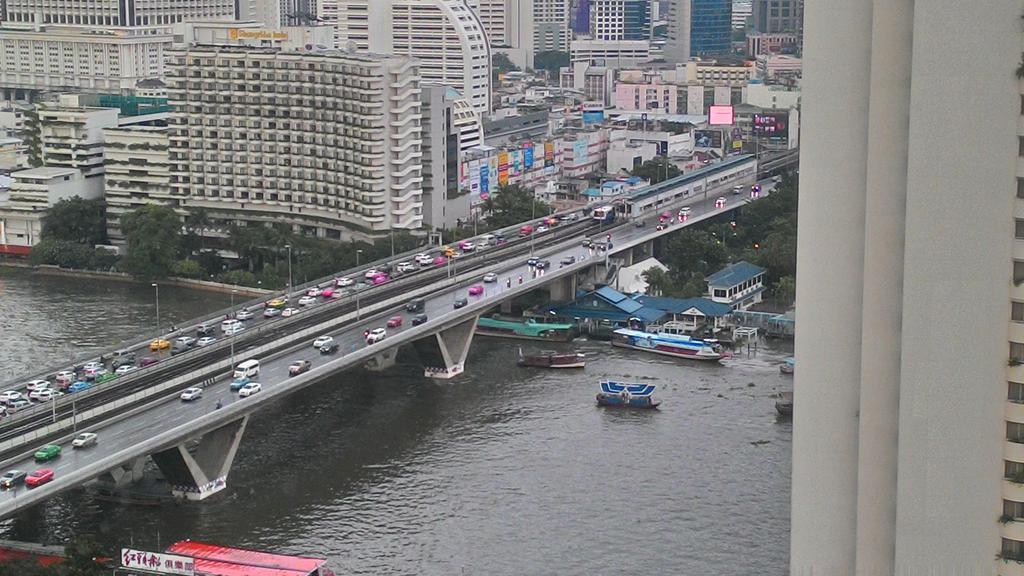 Baan Sathorn Riverfront Бангкок Екстер'єр фото
