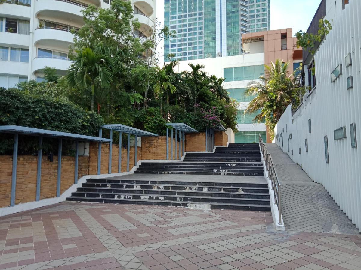 Baan Sathorn Riverfront Бангкок Екстер'єр фото