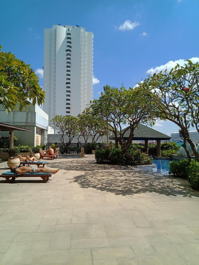 Baan Sathorn Riverfront Бангкок Екстер'єр фото